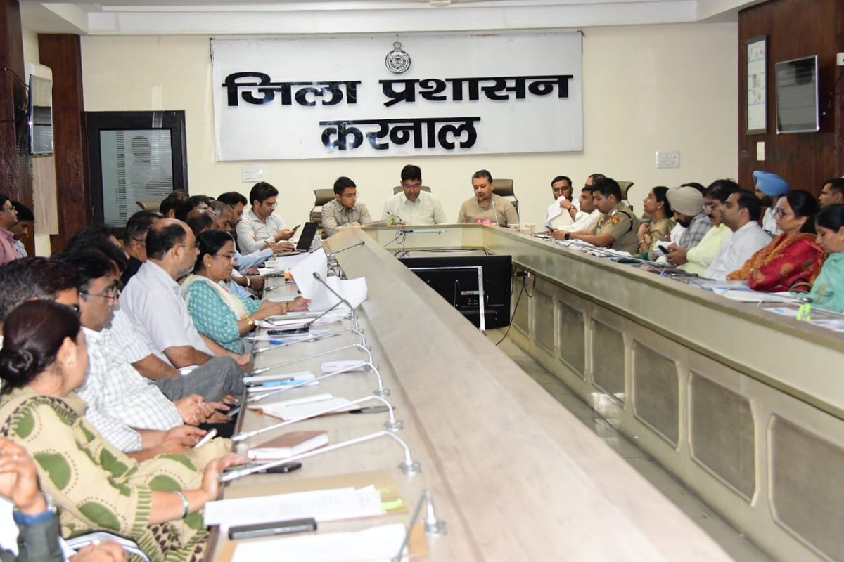 HaryanaUpdate01's tweet photo. #karnal उपायुक्त डॉ. आनंद कुमार शर्मा की अध्यक्षता में जनसंवाद, सीएम विंडो एवं समाधान शिविर की शिकायतों की समीक्षा बैठक हुई।
अधिकारियों को लंबित शिकायतों का समयबद्ध एवं प्रभावी समाधान करने और एटीआर पोर्टल पर कार्रवाई रिपोर्ट अपलोड करने के निर्देश दिए गए। 

#जनसंवाद #करनाल https://t.co/OiyA00iFtK