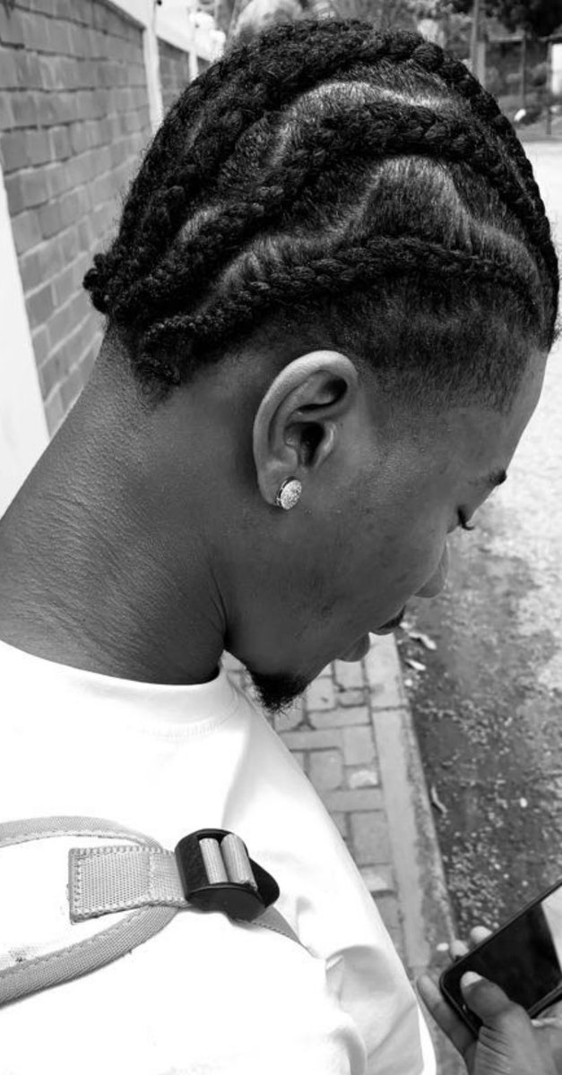 iLONER_B's tweet photo. I listen to Medikal in the morning, Kwesi Arthur in the afternoon and Stonebwoy in the evening. Who do you listen to? https://t.co/7CZyAnJISi