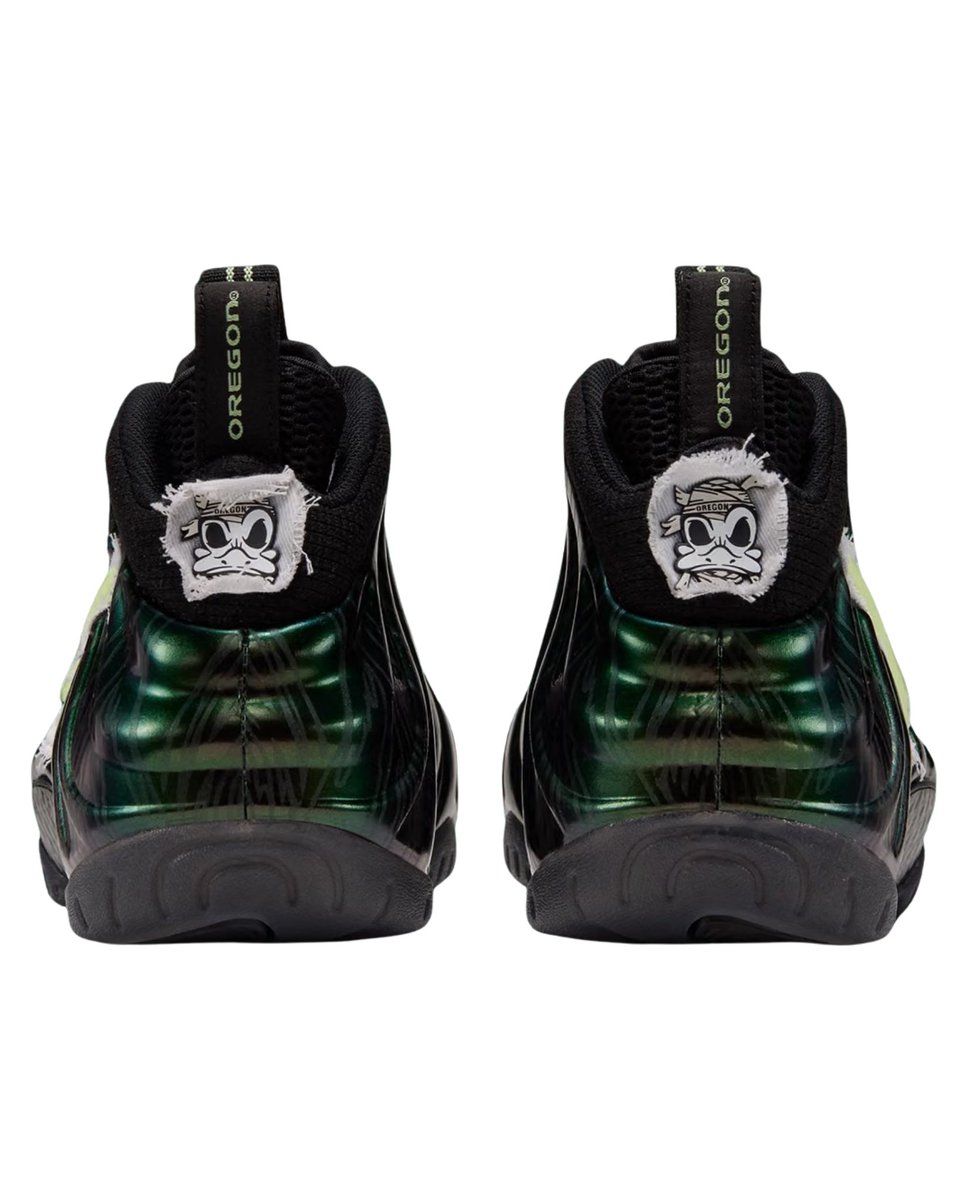 zSneakerHeadz's tweet photo. FIRST LOOK at the 2026 “Mummy Duck” Nike Air Foamposite Pro in Black 👀🪦🦆
Currently set to release in November. https://t.co/HfCC41Q3Dh