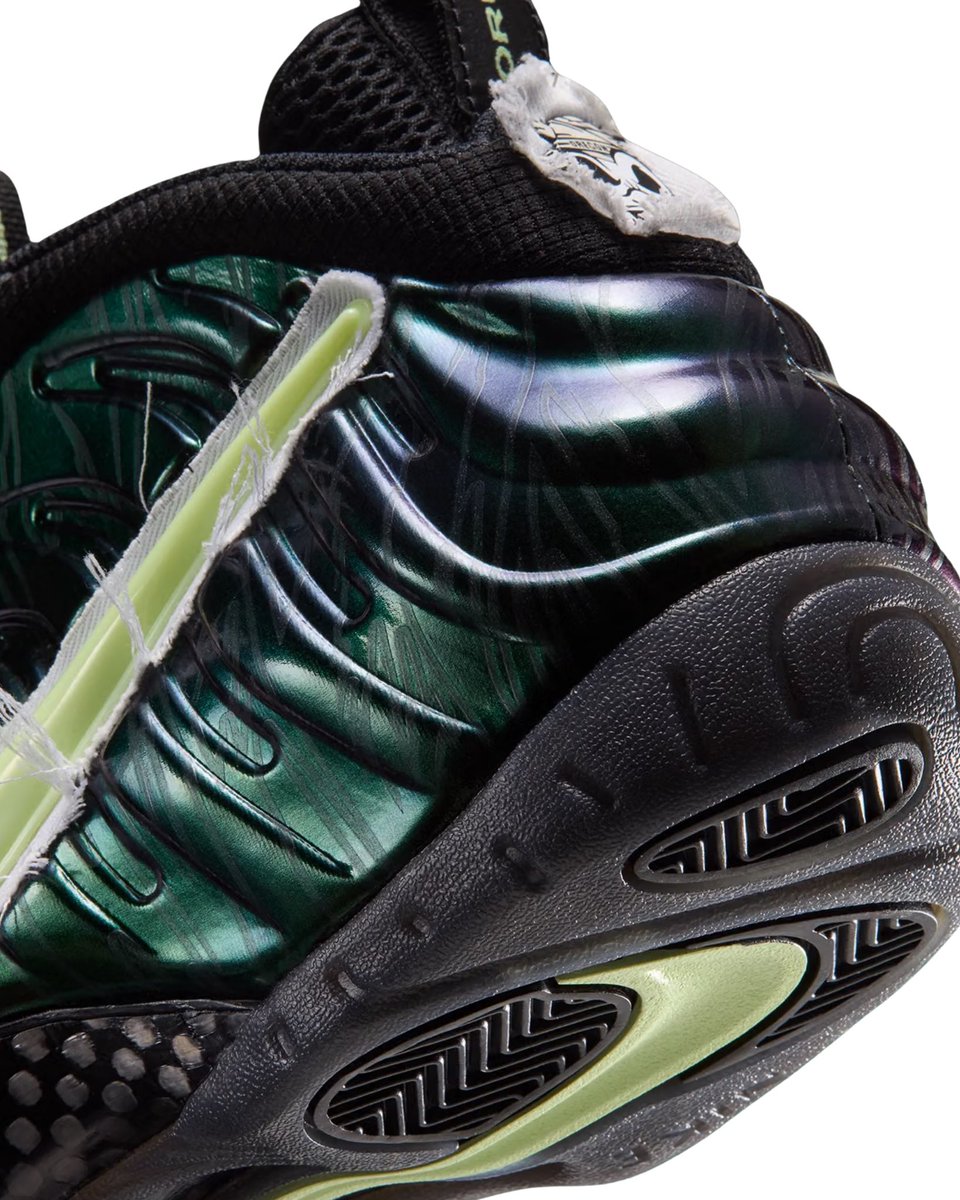 zSneakerHeadz's tweet photo. FIRST LOOK at the 2026 “Mummy Duck” Nike Air Foamposite Pro in Black 👀🪦🦆
Currently set to release in November. https://t.co/HfCC41Q3Dh