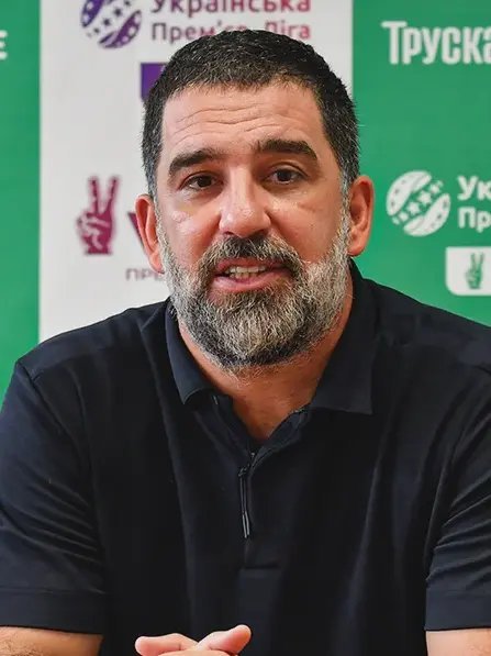 CimbomHaberTR's tweet photo. Okan Buruk gönderilip Arda Turan takımın başına getirilmeli! Bu kadroyu bu derece rezil eden, her transfer sezonunda rekor para harcatıp daha geriye götüren Okan Buruk dönemi bitmeli! #OkanBurukistifa https://t.co/xQ1jasSBPA