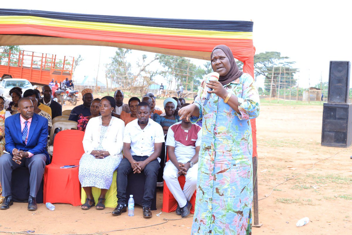 derrick_kaddu's tweet photo. Mukono District has inducted newly elected PDM leaders in Kasawo Town Council.

Gen. Katumba Wamala urged residents to embrace saving through SACCOs, start small businesses and utilise PDM funds responsibly to improve livelihoods.

#MukonoDistrict #PDM #ServiceDelivery https://t.co/8xFUJ3OqBt