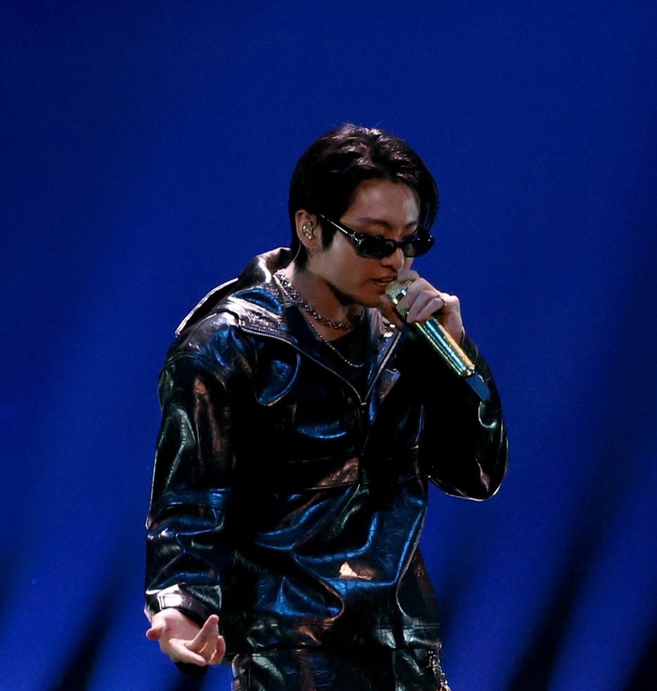 chartradar_'s tweet photo. Jungkook looked amazing in his outfit at the iHeartRadio show last night where BTS headlined. Harper’s Bazaar even praised him on Instagram posting “Jungkook steal the show at the iHeartRadio.” https://t.co/mX8H14BqqZ