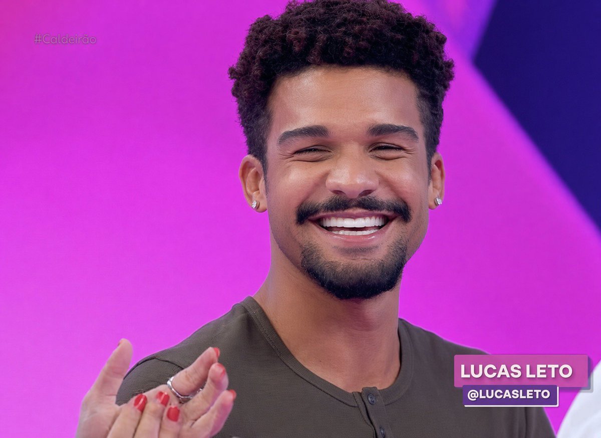 gabrielcards_'s tweet photo. eu fico fraquinho com esse sorrisinho com os olhinhos fechados do Lucas Leto!!! 🥹❤️ #Caldeirão https://t.co/Q1GpX0q4PX
