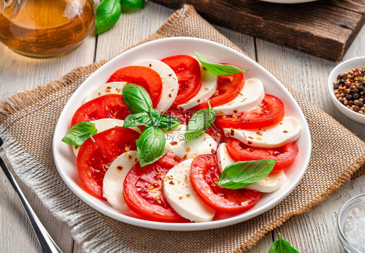 hyogu59's tweet photo. Fresh local basil u0026 ripe tomatoes restock at our kitchen! Perfect for a quick summer caprese salad  #FarmFreshEats https://t.co/9vx3C3ag3J