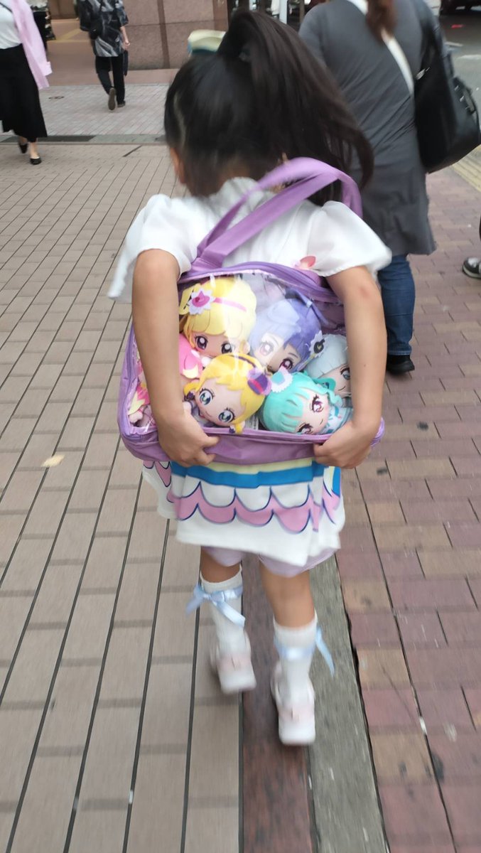 nanananana555's tweet photo. ←2年前、昨日→

プリキュアカフェへ行く途中
昔は「プリキュア見て！」と不自然な持ち方でアピールしてたけど、今ではスマートなガチ勢へと成長しました。
持ち方や姿勢は成長したけど、プリキュア好きはずっと変わらないまま。
#プリキュア
#推し活 https://t.co/cEjh8Cb9oj