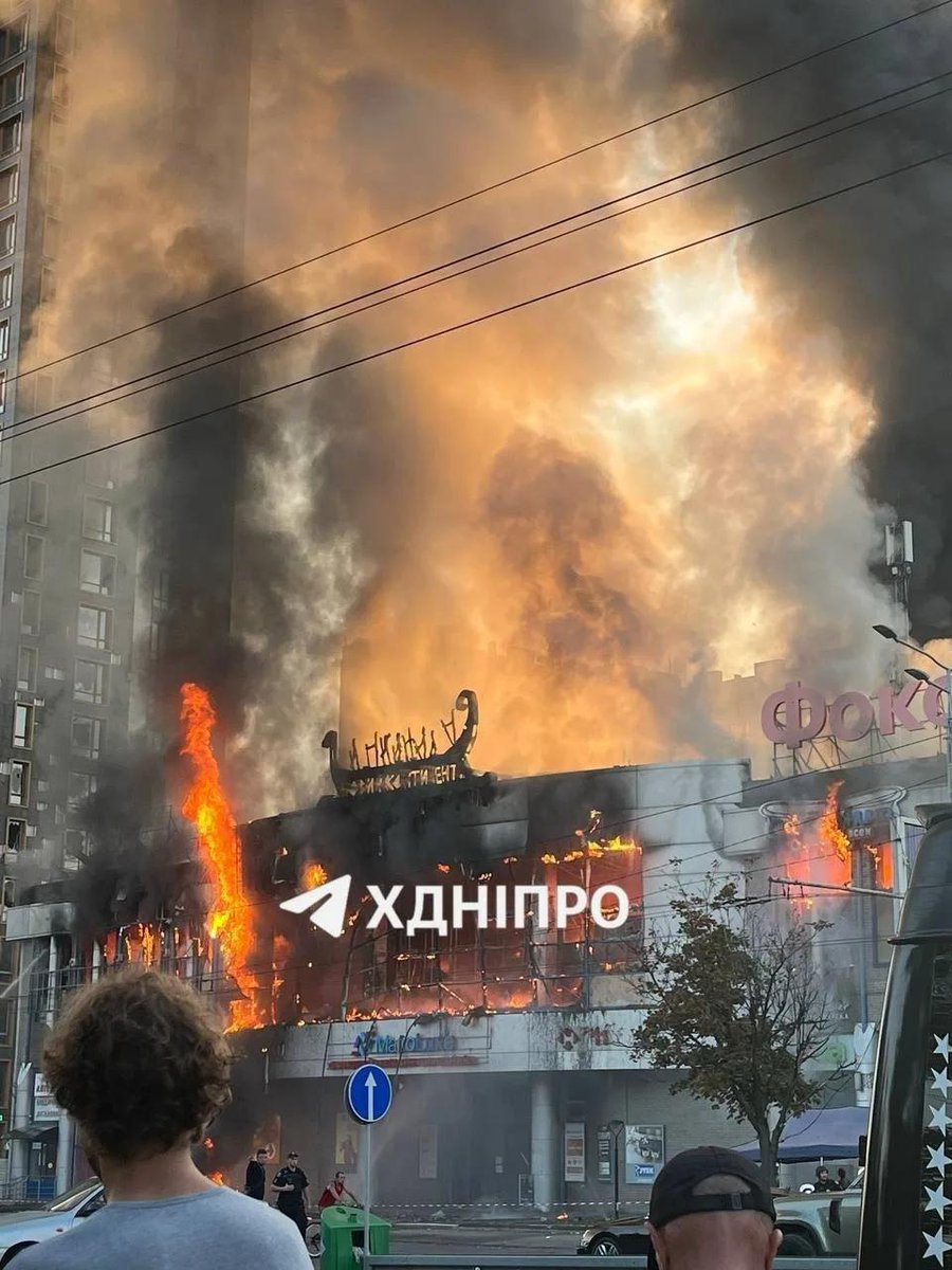 Z337700R2k5's tweet photo. 🔥 В Днепропетровске, по данным местных каналов, ударили баллистикой по торговому центру. https://t.co/NhVywOzzY9