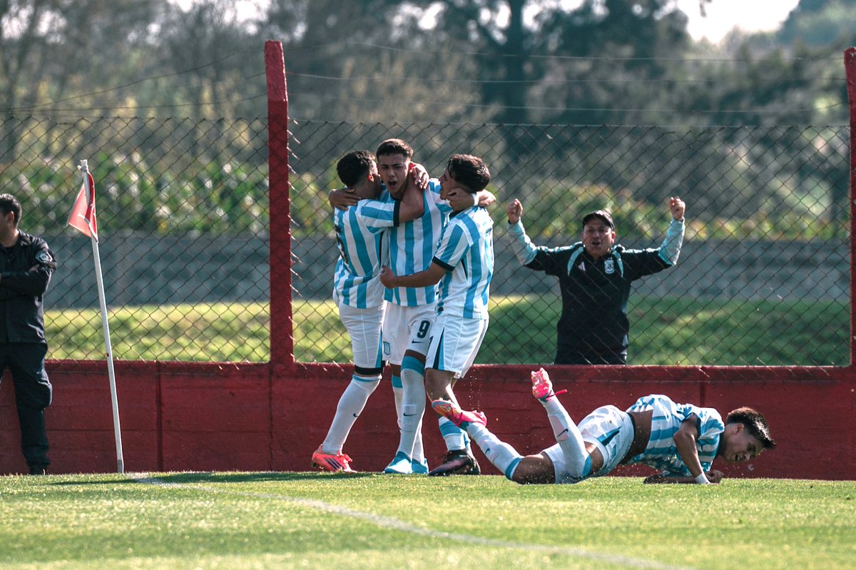 RacingClub's tweet photo. Resumen de la 26ª fecha del torneo de Juveniles AFA, ante Independiente:

➡️ 𝙀𝙉 𝙀𝙇 𝙋𝙍𝙀𝘿𝙄𝙊 𝙏𝙄𝙏𝘼   
Cuarta: 1-1 (Leandro Milito).
Quinta: 0-3.
Sexta: 3-5 (Enzo Ávalos, Benjamín Borowik, de tiro penal, y Uriel Cabellos).

➡️ 𝙀𝙉 𝙀𝙇 𝙋𝙍𝙀𝘿𝙄𝙊 𝘿𝙀 𝙑𝙄𝙇𝙇𝘼 𝘿𝙊𝙈𝙄𝙉𝙄𝘾𝙊
Séptima: 1-2 (Román Gonzalez, dos).
Octava: 0-2 (Uriel Pimentel y Baltasar Cueto).
Novena: 3-1 (Santino Veltri).

🔜 El próximo sábado 26/9, en la 27ª jornada, el rival será Newell's, con localía para las tres categorías más chicas.