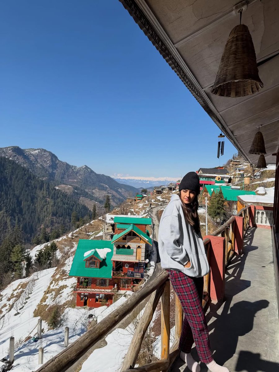 kavyathapar20's tweet photo. A woman like me doesn’t need much…
Ek cup chai, creativity, a quiet view and a loud soul. ⛰️ https://t.co/Hlh6myqcxU