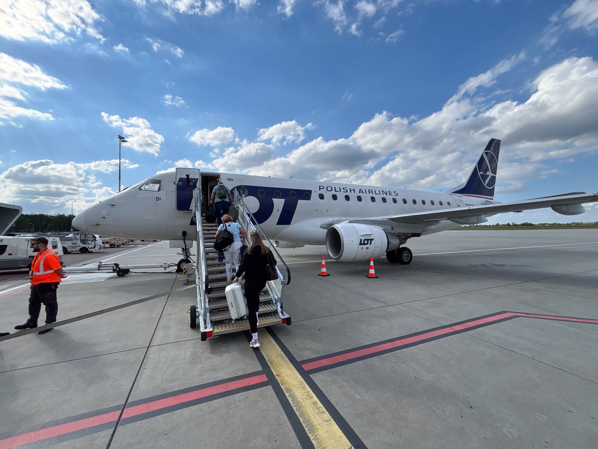 josviaque's tweet photo. #Embraer170 w barwach #PLLLOT jeszcze tylko do końca tego roku. ✈️ #LOT #PolishAirlines #E170 #EJets #flyLOT #EPLB #LUZ #Lublin #Świdnik #planespotting #avgeek https://t.co/CkkTmHgPjn