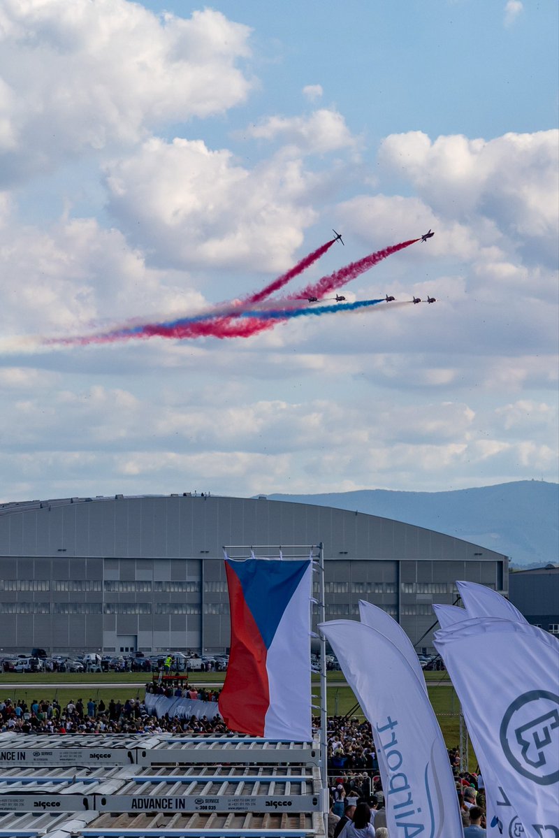 rafredarrows's tweet photo. Displaying to more 90,000 people on the first afternoon of the NATO Days event at Ostrava, Czechia.

#RedArrows | #RAF | #NATO | #Ostrava | #Czechia https://t.co/KGaX7L1DlQ
