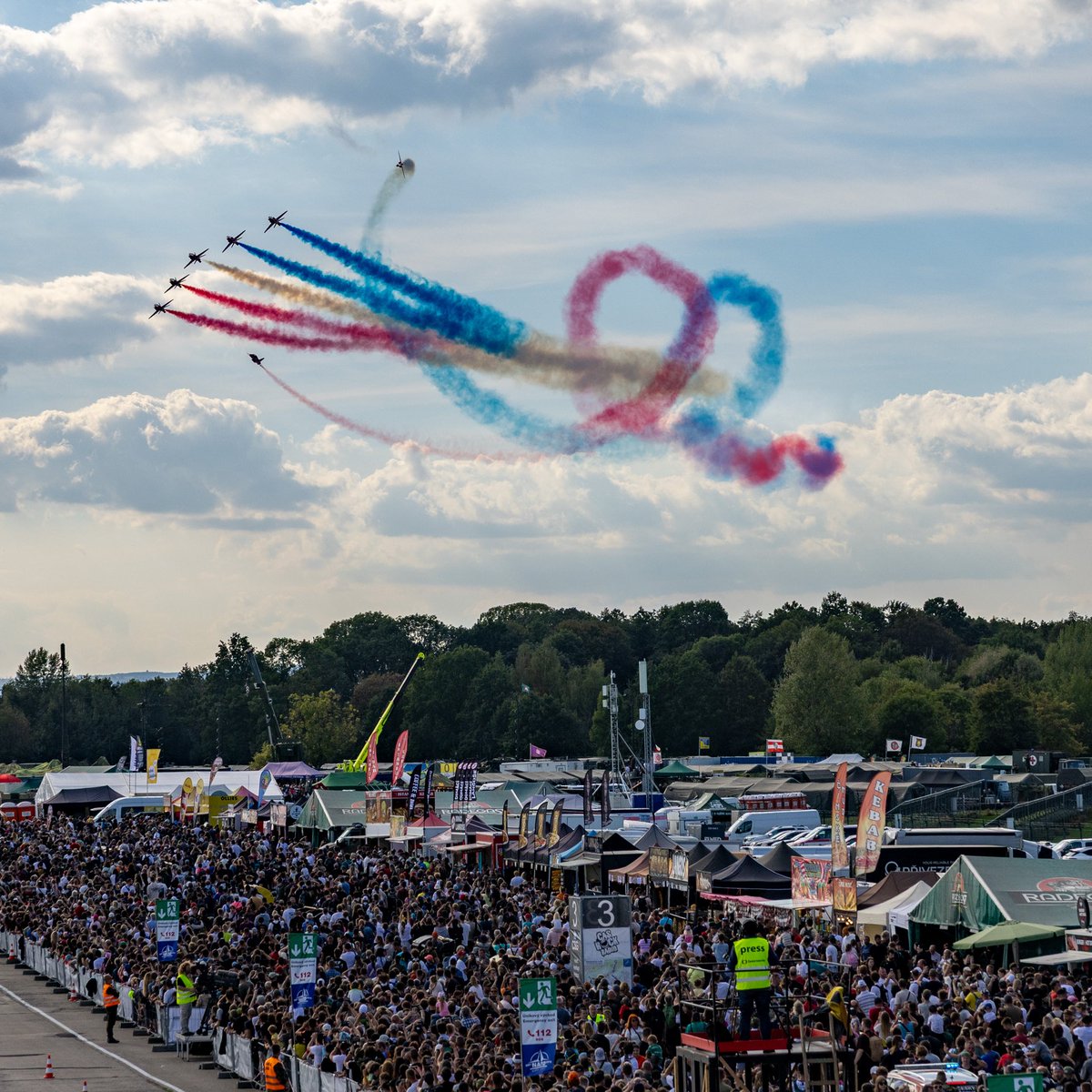 rafredarrows's tweet photo. Displaying to more 90,000 people on the first afternoon of the NATO Days event at Ostrava, Czechia.

#RedArrows | #RAF | #NATO | #Ostrava | #Czechia https://t.co/KGaX7L1DlQ