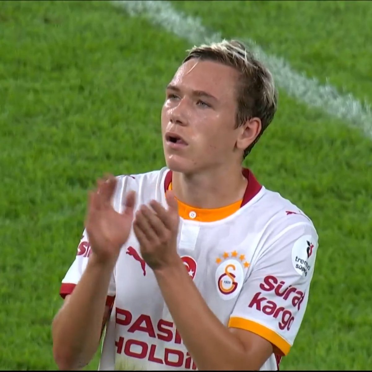 lemarcaspors_'s tweet photo. Batrakov maç sonu uzun süre Galatasaray tribünlerini alkışladı. https://t.co/vZuWVb9WDG