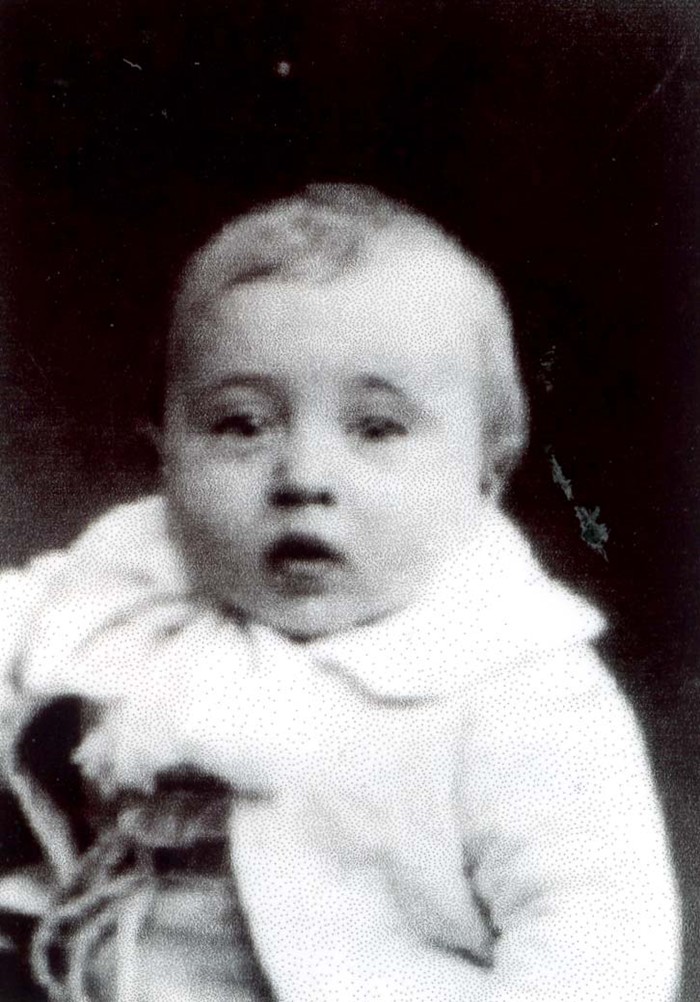 AuschwitzMuseum's tweet photo. 19 September 1941 | A French Jewish boy, David Henri Kuperberg, was born in Paris.

He arrived at #Auschwitz on 13 February 1943 in a transport of 998 Jews deported from Drancy. He was among 802 of them murdered in gas chambers after the selection.
---

A short video about gas chambers and crematoria of the Auschwitz camp: https://t.co/AENjcRS04c
