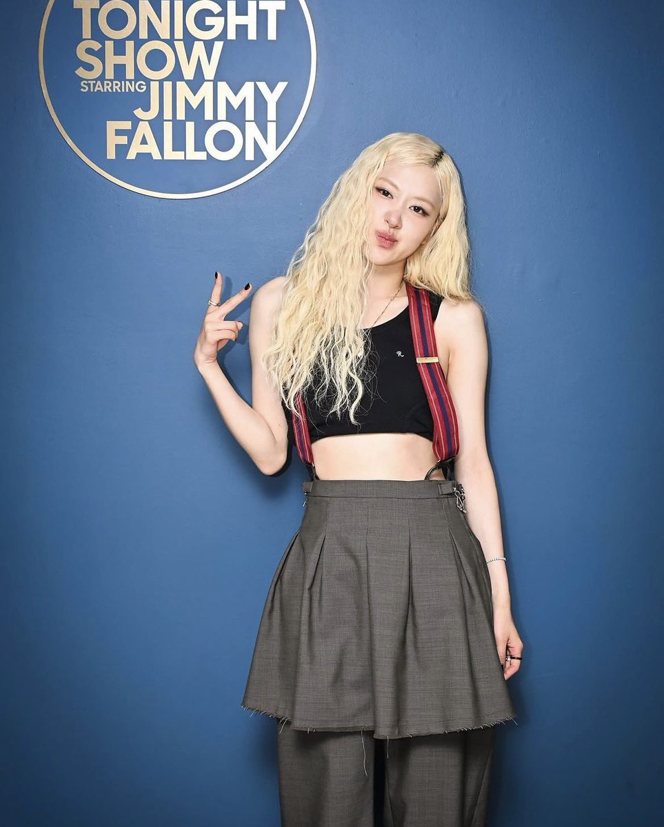nyxvue's tweet photo. My cuties in @FallonTonight 🖤🩶❤️ #ROSÉ #LISA https://t.co/0sSvzGXoGx