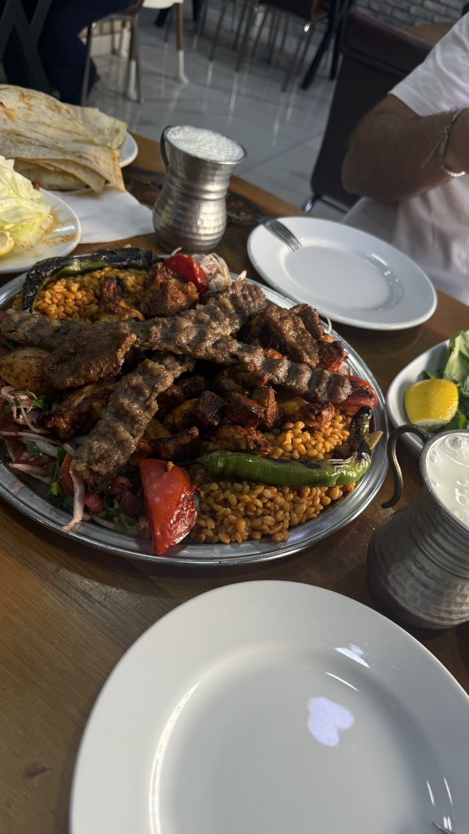 bilinirkisiii's tweet photo. oğlana bisküvili pasta yaptım o da bana kebap ısmarladı 10/10 gün dersek ❤️‍🔥 https://t.co/LerSLnLtq8