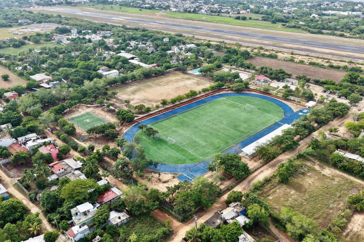 GobOax's tweet photo. ¡ASÍ ESTAMOS IMPULSANDO AL DEPORTE EN LA COSTA! 

El Gobernador @salomonj, junto a la secretaria de Infraestructuras, @SildiaMecott, inauguró la construcción del Espacio Público Multideportivo Villa Primavera, en Puerto Escondido. 

Este espacio contará con:

✅️Una cancha de fútbol de pasto sintético
✅️Una pista de atletismo
✅️Beneficiará a más de 29 mil habitantes