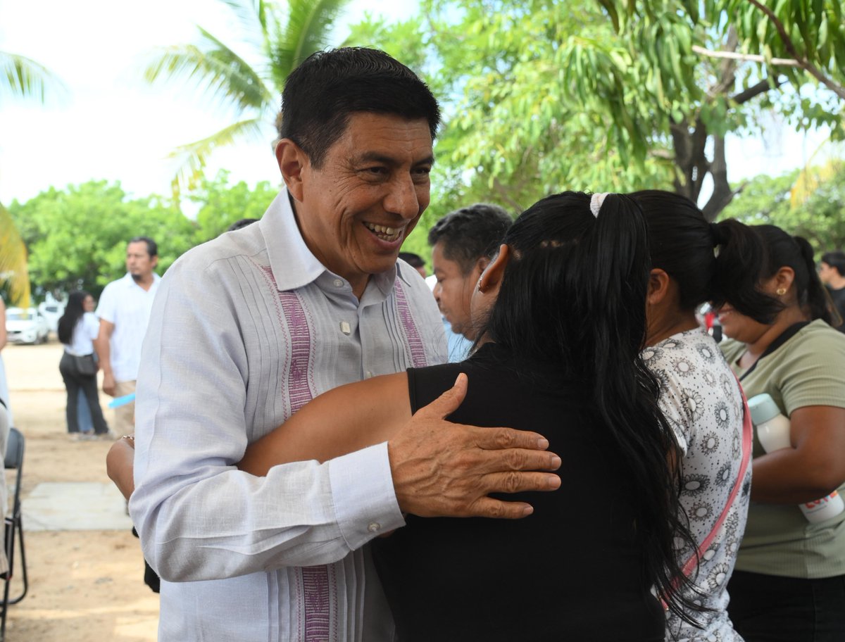 GobOax's tweet photo. ¡ASÍ ESTAMOS IMPULSANDO AL DEPORTE EN LA COSTA! 

El Gobernador @salomonj, junto a la secretaria de Infraestructuras, @SildiaMecott, inauguró la construcción del Espacio Público Multideportivo Villa Primavera, en Puerto Escondido. 

Este espacio contará con:

✅️Una cancha de fútbol de pasto sintético
✅️Una pista de atletismo
✅️Beneficiará a más de 29 mil habitantes
