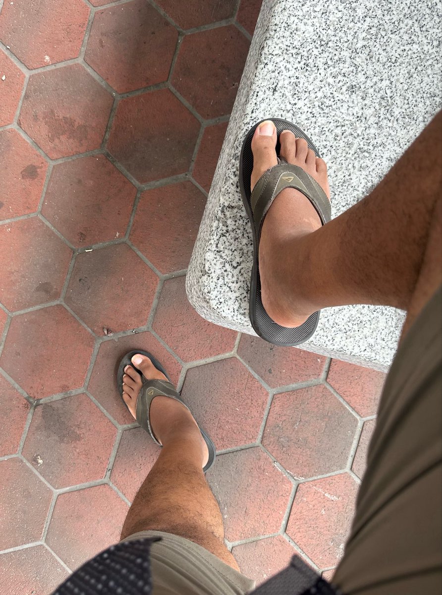 BlkVersDMV's tweet photo. Define “keeping a leg up on them”. 🩴
#FlipFlops #ReefFlipFlops #GayFeet #GayFlipFlops https://t.co/rTMh1gnY3g