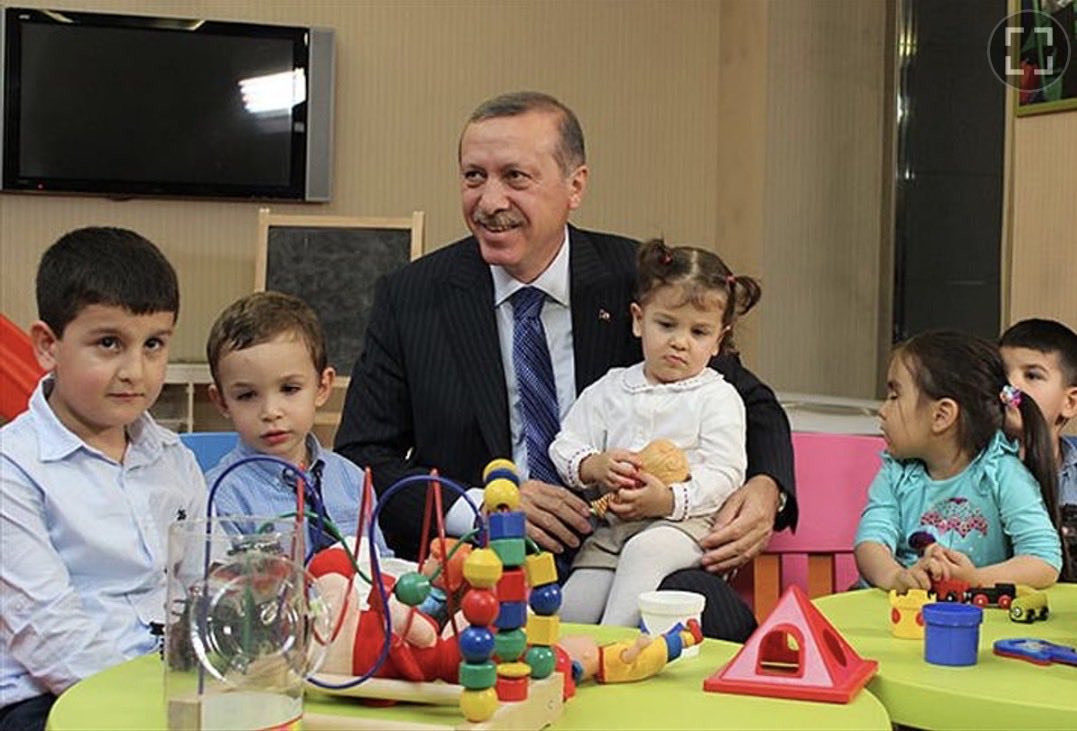 Erturgrul3866's tweet photo. Sayın Cumhurbaşkanım,
Sizden başka hâlimizi anlayacak, derdimize derman olacak kimse yok. 

“Aile Yılı” sadece bir söz olarak kalmasın. 
Bizleri çocuklarımıza, ailelerimize kavuşturacak İL EMRİ vermenizi talep ediyoruz. @RTErdogan @EmineErdogan 
#AilelerSınıftaKaldı https://t.co/MkeBci7m83