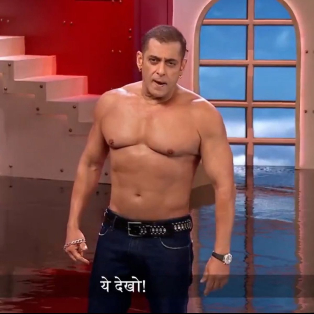 spider_sapienz's tweet photo. 🚨Salman trolled trolls forever 🚨
Salman - Ye lo bhai kr lo troll, aaj main tumko context deta hu, aache se daalna sab jagah 🔥
Aaj toh Salman ka alag hi roop dekhne ko mila, @60 still looking good.
#SalmanKhan #BiggBoss20 #bb20 #weekendkawar https://t.co/IkVBvWwY72