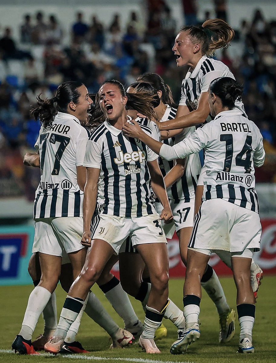 juventuswomen_'s tweet photo. La #JuventusWomen riprende la Roma con una doppietta di Redondo e poi vince ai rigori la #SerieAWomensCup! 🤩🤍🖤 https://t.co/mxl2RlmgLk