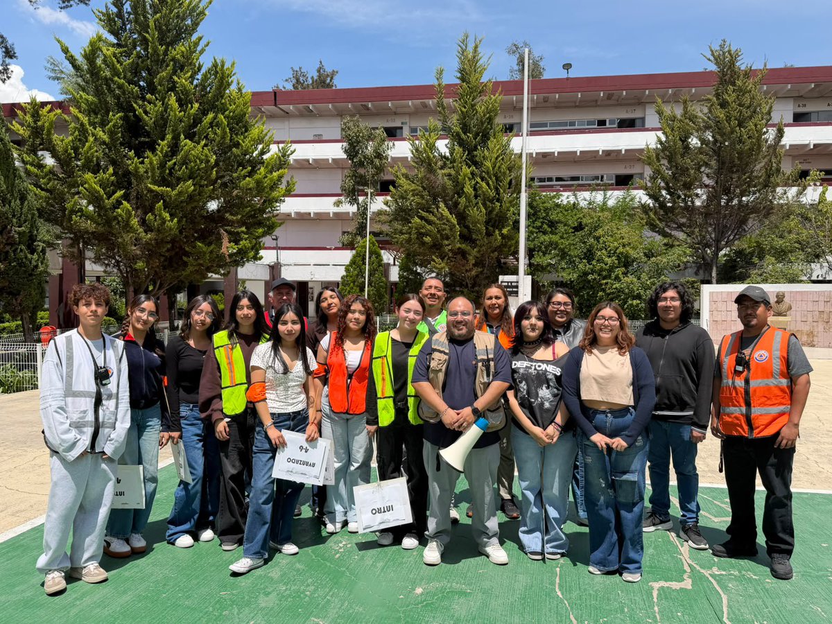 CECyT10_IPN's tweet photo. 🚨 La comunidad CELEX CECyT 10 participó en el Segundo Simulacro Nacional 2026 🚨

Docentes, estudiantes y personal pusieron en práctica los protocolos de seguridad y evacuación, fortaleciendo la cultura de prevención.

👏 Gracias a todos por su compromiso con la seguridad. https://t.co/76QPGtlLMI