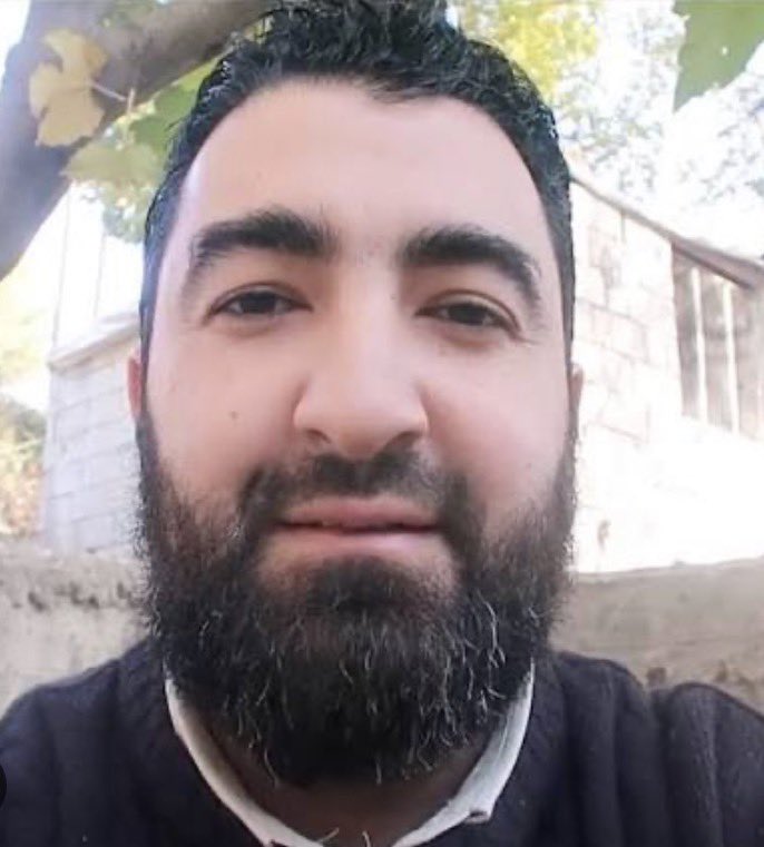 mahersharafeddi's tweet photo. خبر مهم جداً يجب على كل سوري أن يقرأه:
نشر الأمين العام لحزب "اللبنانيون الجدد" داني عبد الخالق فضيحة كبرى تتعلّق بسرقة باخرة أرز أُرسلت كهبةٍ للشعب السوري! 
وخلاصة الفضيحة:
باخرة محملة بأطنان من الأرزّ الهندي قُدِّمت من قطر كمساعدة لسوريا… تمّت إعادة توجيهها إلى ميناء بيروت بدلاً من الموانئ السورية، ثم تفريغها في مستودعات تجار لبنانيين وسوريين بعدما قاموا بتحويل ثمنها إلى صندوق "أبي مريم الأسترالي"، وبالتنسيق مع الحكومة اللبنانية!!!

(الصورة لأبي مريم الأسترالي أخطبوط النهب في سوريا، خليفة رامي مخلوف، مع الاعتراف بأن رامي مخلوف لم يصل أبداً إلى مواصيل ما فعله الأسترالي خلال أقل من سنتين).