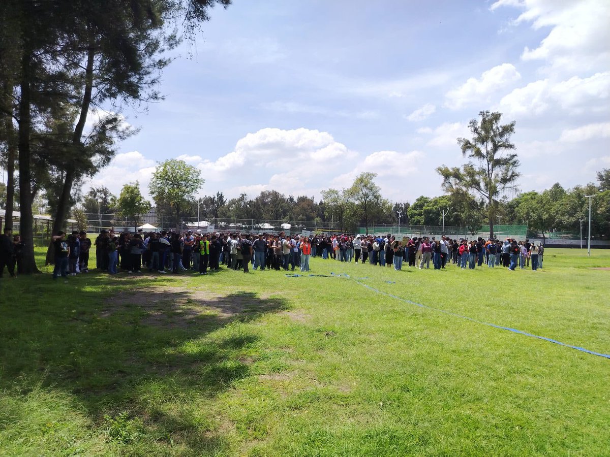CECyT10_IPN's tweet photo. 🚨 La comunidad CELEX CECyT 10 participó en el Segundo Simulacro Nacional 2026 🚨

Docentes, estudiantes y personal pusieron en práctica los protocolos de seguridad y evacuación, fortaleciendo la cultura de prevención.

👏 Gracias a todos por su compromiso con la seguridad. https://t.co/76QPGtlLMI