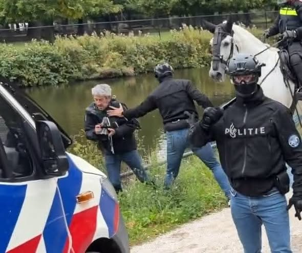 dendolly1's tweet photo. HIER ZO'N SMERIGE ROMEO HOND DIE EEN FOTOGRAAF HET WATER INDUWT MET CAMERA EN AL 
Laat heel Nederland dit beeld delen en hem het aller slechtste toewensen voor de rest van zijn miserabele leven https://t.co/mUQe2xIAoy