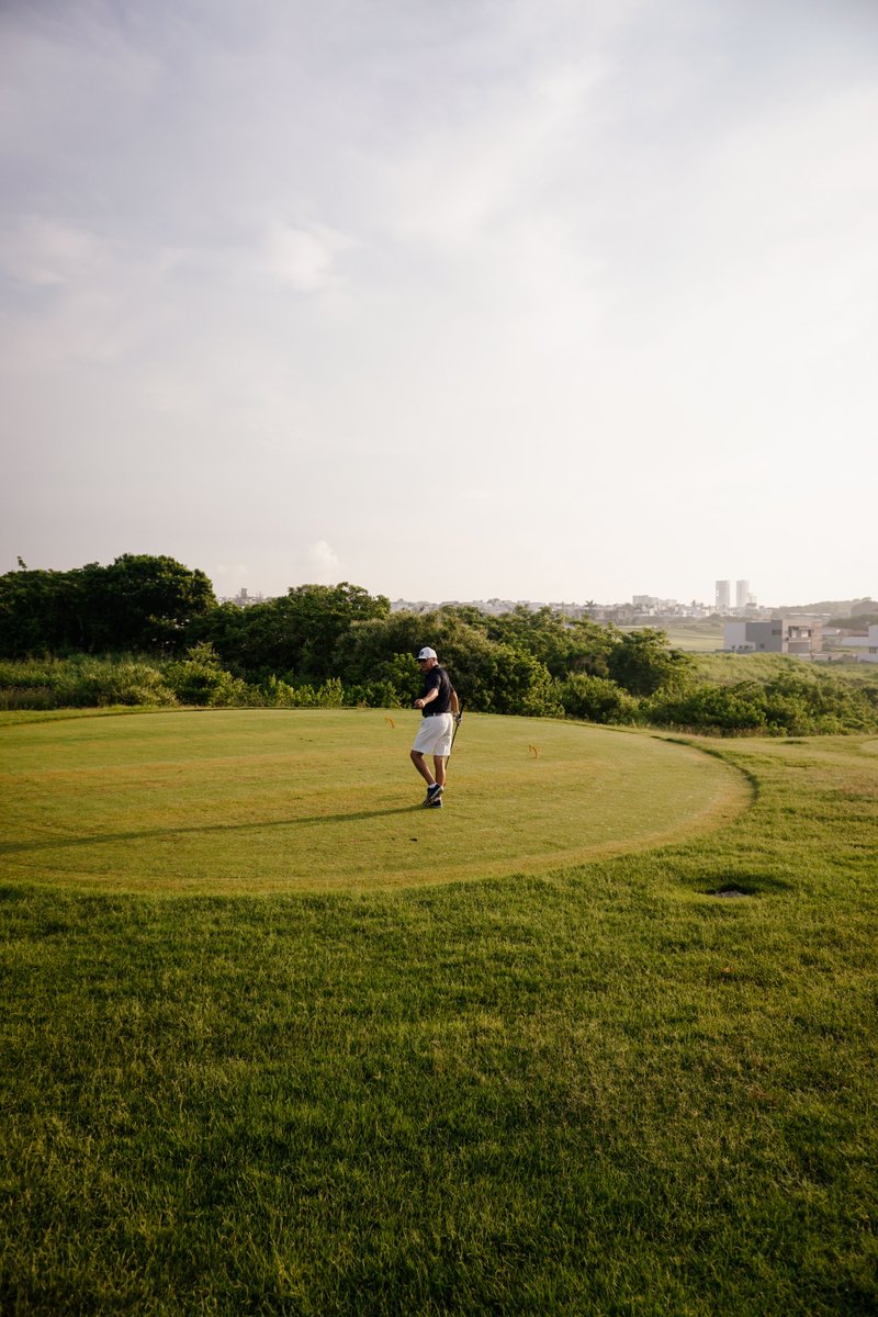 Aldona_x3's tweet photo. Phone scrolling lost out to a no-pressure loop at the red walkway. We paired good-natured routines with playful competitions under pearl shadows; the evening felt complete. #BodyAwareness #GolfTraining https://t.co/taeSJt60M7