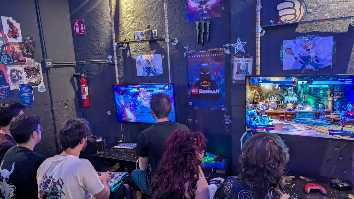 2XKOMadrid's tweet photo. ¡Seguimos por @MeltdownMadrid!
En el evento de presentación de Lux, nuevo personaje en @2XKOes.

Repartiendo chupitos luminosos a costa de @SrTomateZz ✨🗣️ https://t.co/6rAd0QUv6I