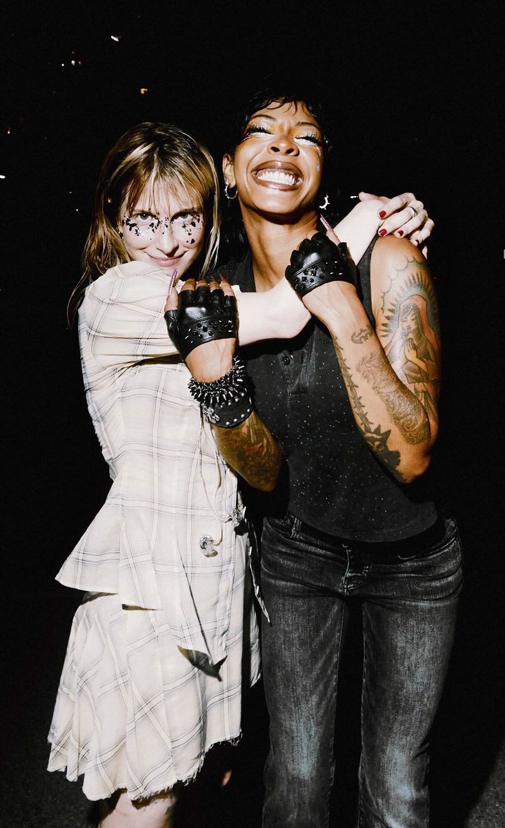 hourlyriconasty's tweet photo. Hayley Williams and Rico Nasty stun in new photo together! 🖤 https://t.co/UncL3Mv2yn