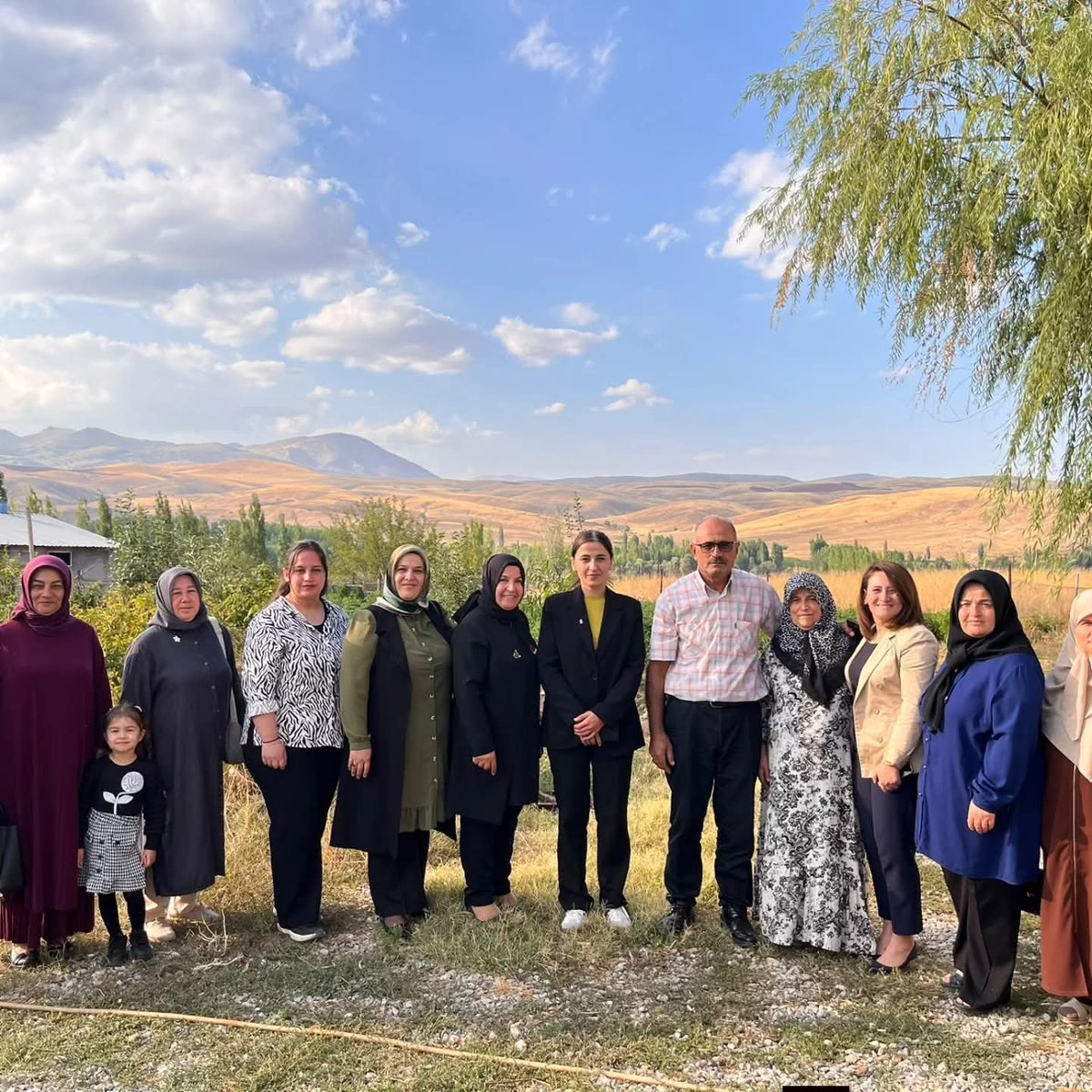 akkad_nafsin's tweet photo. 📍Esence Mahallesi 
Afşin İlçe Kadın Kolları Başkanımız Esma Ovalı Demir ve Yönetim Kurulu Üyelerimiz ile birlikte Esence Mahallemizde hane ziyaretlerimizi gerçekleştirerek kıymetli hemşehrilerimizle bir araya geldik. 🌿 https://t.co/c7XHlO5X6Q