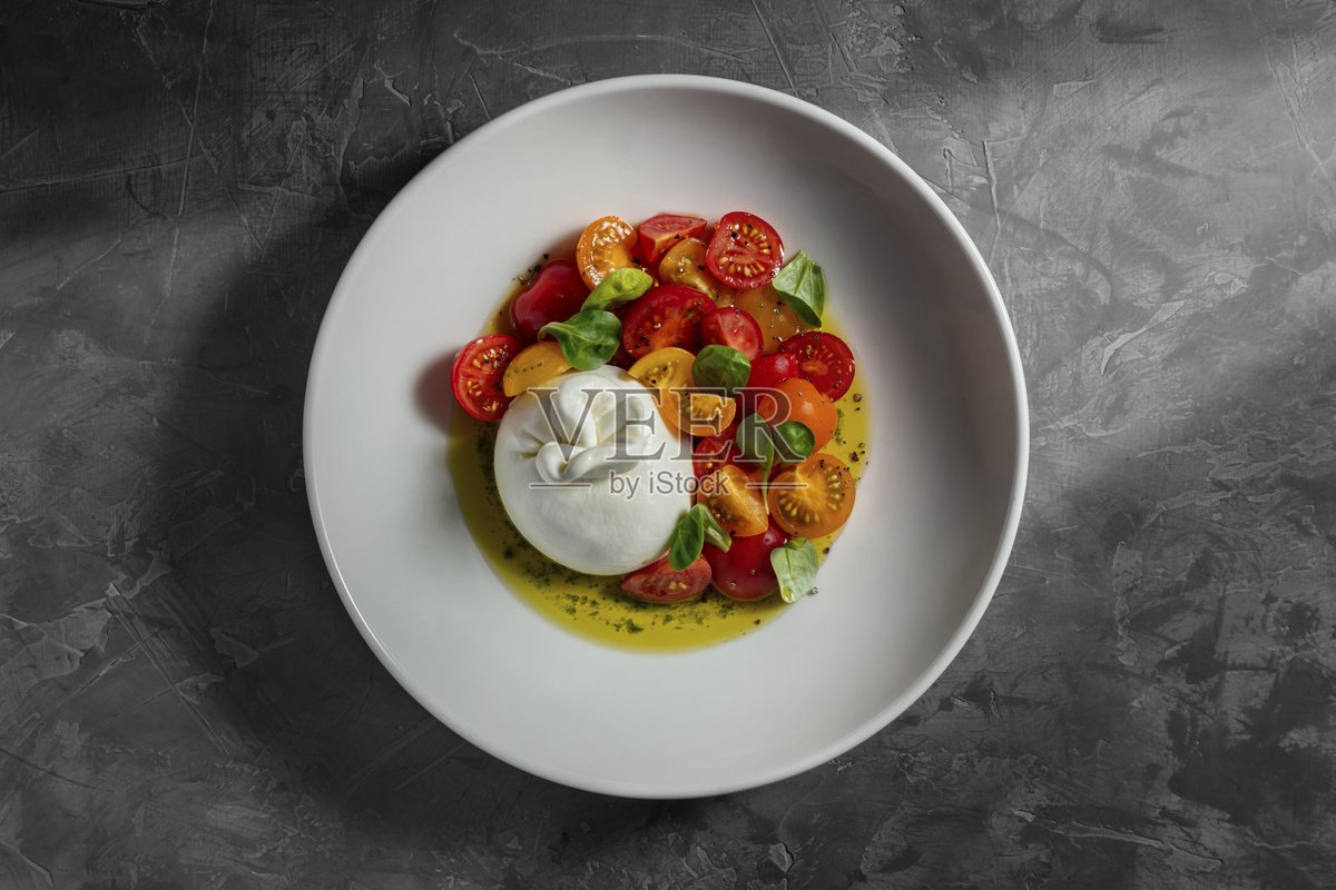Q_reat's tweet photo. Stocked up on fresh basil, juicy cherry tomatoes and creamy mozzarella for tonight’s caprese salad—simple, delicious eats coming right up!， https://t.co/DoDIKsswQb
