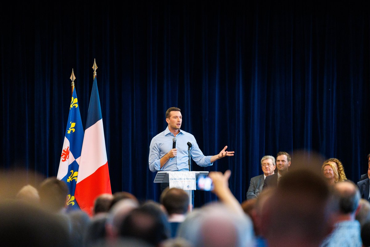 J_Bardella's tweet photo. Nous en prenons l'engagement auprès des Français : nous organiserons un grand référendum sur l'immigration.

Suppression du droit du sol, priorité nationale, expulsion systématique des étrangers condamnés, fin du regroupement familial : nous permettrons enfin au peuple de France de reprendre le contrôle de sa politique migratoire. #Oise