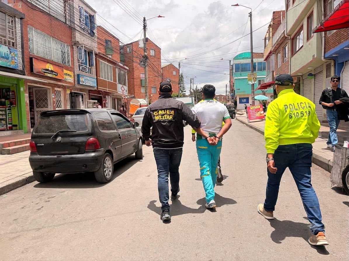 COL_EJERCITO's tweet photo. #EsNoticia | En Soacha, Cundinamarca, tropas del @GaulasMilitares  Casanare, en coordinación con la @PoliciaColombia y la @FiscaliaCol, capturaron a alias Gallo o Barrera, presunto integrante de las redes de apoyo al terrorismo del ELN.

El capturado era requerido por la justicia por el delito de homicidio, ocurrido en 2024 en Sácama, Casanare, y fue puesto a disposición de las autoridades competentes para su proceso de judicialización.

Continuamos desarrollando operaciones coordinadas e interinstitucionales con el propósito de contribuir a la protección de los colombianos