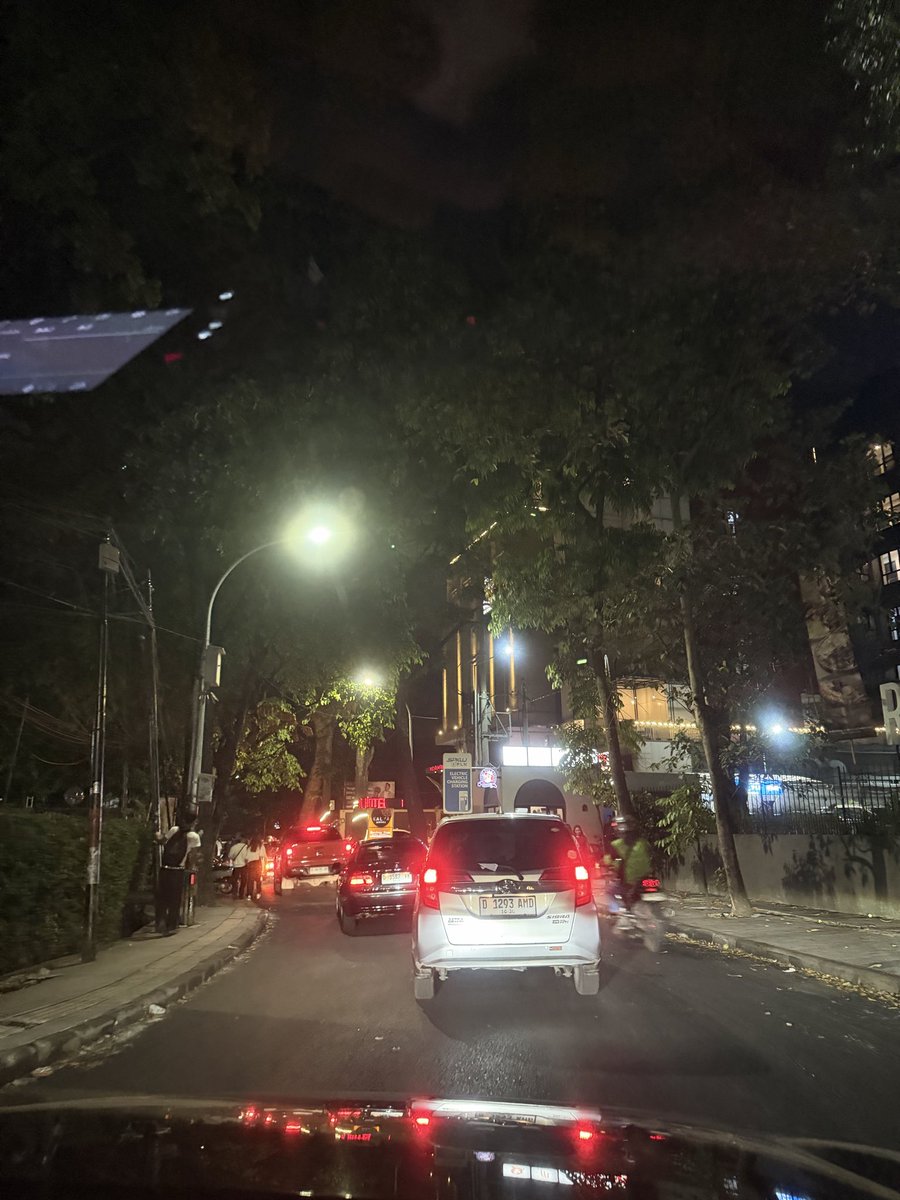 lostbrn_'s tweet photo. Ini ga ada warga bandung yg mau ngopi atau makan bareng gitu? Sumpaah nolep ini sendirian 😴 https://t.co/ZO3i7ZO1NB
