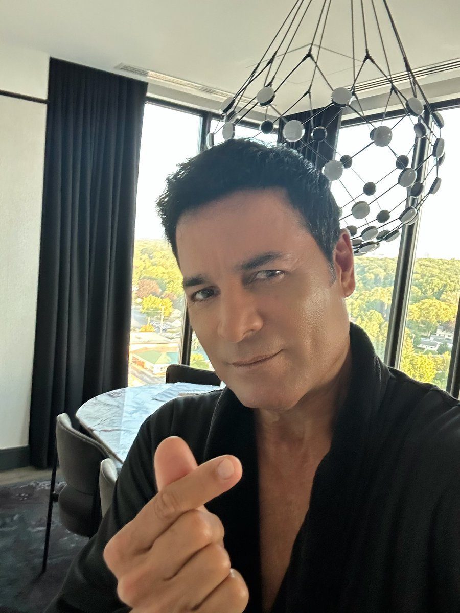 CHAYANNEMUSIC's tweet photo. Hoy celebro el amor y la amistad… pero también por la suerte de tenerlos a ustedes. ❤️ Hoy quiero celebrar viendo nuestras fotos 👀 https://t.co/nGwmTPwIrH
