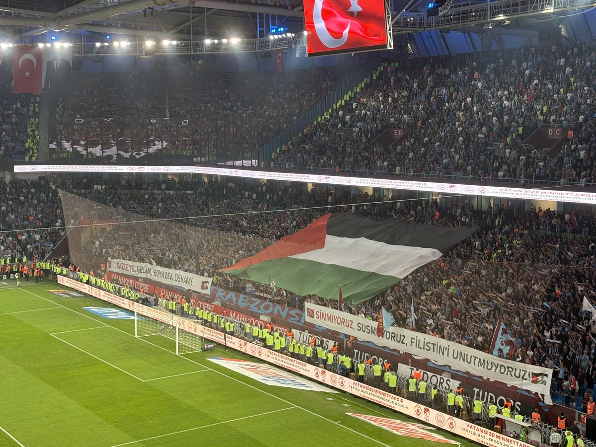 trabzonihh's tweet photo. Sinmiyoruz, susmuyoruz, Filistin'i unutmuyoruz!

Filistin direnişinin sesi Trabzonspor-Galatasaray tribünlerinde yerini aldı. https://t.co/QqOKf8Y4Ph