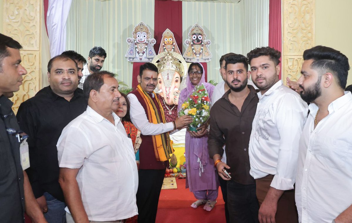 Dev_Fadnavis's tweet photo. आम्हावर राहो तुझी कृपा सावली
तूच बाप, बंधू सखा तूच माऊली…🙏🚩

सिंधी कॉलनी, खामला, नागपूर येथे बाल गणेश उत्सव मंडळाच्या श्री गणपती बाप्पाचे मनोभावे दर्शन घेतल���. यावेळी राज्यातील जनतेच्या सुख-समृद्धीसाठी प्रार्थना केली.

#Maharashtra #GanpatiBappaMorya #Ganeshotsav