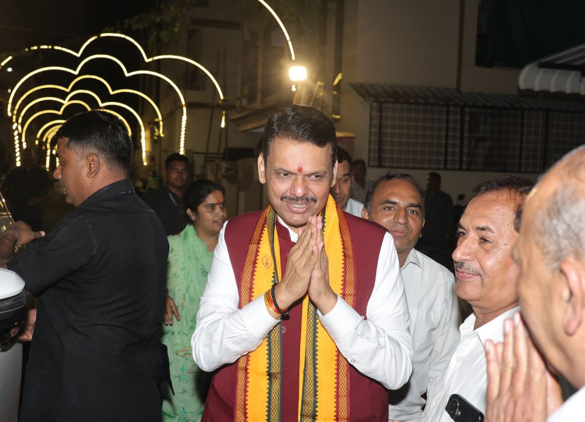 Dev_Fadnavis's tweet photo. आम्हावर राहो तुझी कृपा सावली
तूच बाप, बंधू सखा तूच माऊली…🙏🚩

सिंधी कॉलनी, खामला, नागपूर येथे बाल गणेश उत्सव मंडळाच्या श्री गणपती बाप्पाचे मनोभावे दर्शन घेतल���. यावेळी राज्यातील जनतेच्या सुख-समृद्धीसाठी प्रार्थना केली.

#Maharashtra #GanpatiBappaMorya #Ganeshotsav