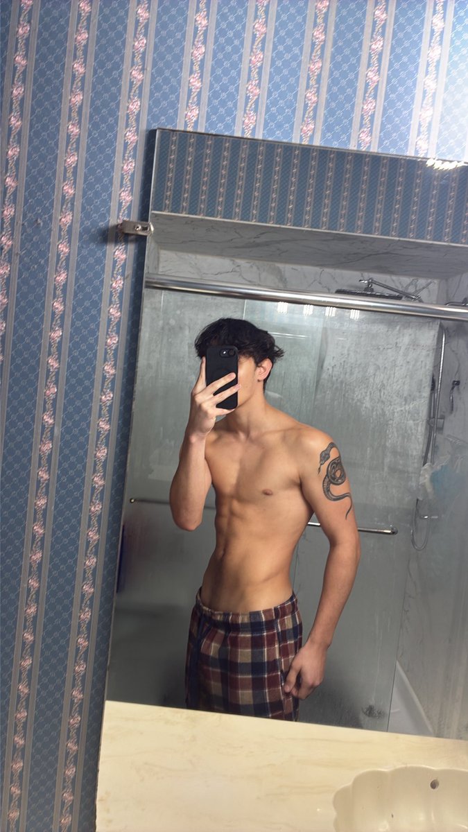 Killianjtat's tweet photo. Hopping in the shower prolly goin for a drive after if anyone cares https://t.co/7JUXfxJfAy