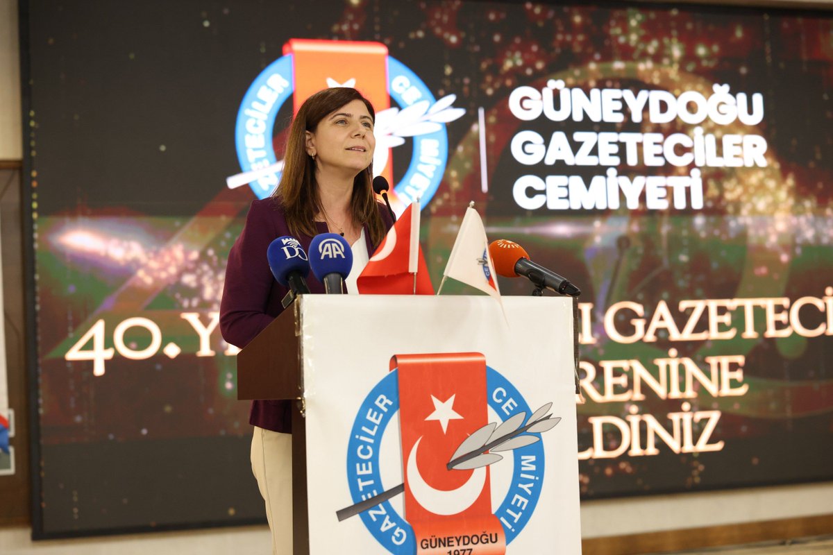 diyarbakirbld's tweet photo. 💬 “Barışın Dili Gazetecilerin Mücadelesiyle Mümkün” 📰

📌 Eşbaşkanımız Serra Bucak, Güneydoğu Gazeteciler Cemiyeti (GGC) tarafından düzenlenen 40. Geleneksel Yılın Başarılı Gazetecileri Ödül Töreni’ne katıldı. Törende gazeteciliğin önemine dikkat çeken Bucak, “Basında barışın dili ancak basın emekçilerinin mücadelesiyle mümkün” dedi. Bucak, kentte bir basın müzesi armağan etmeyi dilediklerini belirtirken, İlke TV’den röportaj ödülü alan Zilan Azad’a ödülünü takdim etti. Ödül alan gazetecileri tebrik eden Eşbaşkanımız, yerel basını ve ulusal basının yereldeki temsilcilerini desteklemeye devam edeceklerini söyledi. Tören, çekilen toplu hatıra fotoğraflarıyla sona erdi.

💬 "Ziwanê Haştî Bi Têkoşînê Rojnamegeran Mumkun O" 📰

📌 Hemşaredara ma Serra Bucak, beşdarê Merasimê Xelatan ê Rojnamegeranê Serkewteyan ê Serre yê Tradîsyonî yê 40. bîye ke hetê Cemîyetê Rojnamegeran ê Başûrê Rojhelat�� (GGC) ra ame organîzekerdiş. Bucak ke merasim de bale ante muhîmîya rojnamegerîye ser o, vat: "Çapemenî de ziwanê haştî tena bi têkoşînê kedkaranê çapemenîye mumkun o." Bucak dîyar kerd ke ê wazenê şaristanî rê muzeyêka çapemenîye dîyarî bikerê û xelata Zîlan Azadî ya Îlke TVyî ra ke xelata roportajî girewte, aye rê pêşkêş kerd. Hemşaredara ma ke rojnamegerê ke xelate girewtî pîroz kerdî, va ke ê do dewam bikerê ke piştî bidê çapemenîya herêmkî û temsîlkaranê çapemenîya neteweyî ya herêmî. Merasim bi fotografanê vîrardişî qedîya.

💬 “Zimanê Aştiyê bi Têkoşîna Rojnamevanan Mimkûn e” 📰

📌 Hevşaredara me Serra Bucak tevlî Merasîma Xelatkirina 40'emîn a Rojnamevanên Serkeftî yên Salê bû ku ji aliyê Komeleya Rojnamevanên Başûrê Rojhilat (GGC) ve hatibû organîzekirin. Bucak di merasîmê de bal kişand ser girîngiya rojnamevaniyê û got: “Di çapemeniyê de zimanê aştiyê tenê bi têkoşîna kedkar��n çapemeniyê pêkan e.” Bucak diyar kir ku ew daxwaz dikin muzeyeke çapemeniyê diyarî bajar bikin û xelata Zilan Azad a ku ji İlke TV'yê xelata hevpeyvînê wergirtibû da wê. Hevşaredara me rojnamevanên ku xelat girtine pîroz kir û destnîşan kir ku ew ê piştgiriya çapemeniya herêmî û nûnerên herêmî yên çapemeniya neteweyî bidomînin. Merasîm bi kişandina wêneyên bîranînê yên komî bi dawî bû.

#Diyarbakır #Amed