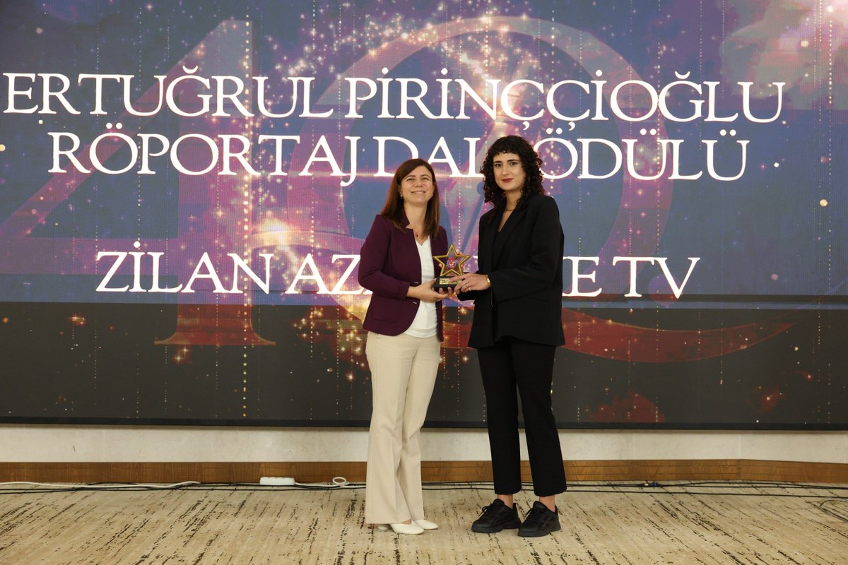 diyarbakirbld's tweet photo. 💬 “Barışın Dili Gazetecilerin Mücadelesiyle Mümkün” 📰

📌 Eşbaşkanımız Serra Bucak, Güneydoğu Gazeteciler Cemiyeti (GGC) tarafından düzenlenen 40. Geleneksel Yılın Başarılı Gazetecileri Ödül Töreni’ne katıldı. Törende gazeteciliğin önemine dikkat çeken Bucak, “Basında barışın dili ancak basın emekçilerinin mücadelesiyle mümkün” dedi. Bucak, kentte bir basın müzesi armağan etmeyi dilediklerini belirtirken, İlke TV’den röportaj ödülü alan Zilan Azad’a ödülünü takdim etti. Ödül alan gazetecileri tebrik eden Eşbaşkanımız, yerel basını ve ulusal basının yereldeki temsilcilerini desteklemeye devam edeceklerini söyledi. Tören, çekilen toplu hatıra fotoğraflarıyla sona erdi.

💬 "Ziwanê Haştî Bi Têkoşînê Rojnamegeran Mumkun O" 📰

📌 Hemşaredara ma Serra Bucak, beşdarê Merasimê Xelatan ê Rojnamegeranê Serkewteyan ê Serre yê Tradîsyonî yê 40. bîye ke hetê Cemîyetê Rojnamegeran ê Başûrê Rojhelat�� (GGC) ra ame organîzekerdiş. Bucak ke merasim de bale ante muhîmîya rojnamegerîye ser o, vat: "Çapemenî de ziwanê haştî tena bi têkoşînê kedkaranê çapemenîye mumkun o." Bucak dîyar kerd ke ê wazenê şaristanî rê muzeyêka çapemenîye dîyarî bikerê û xelata Zîlan Azadî ya Îlke TVyî ra ke xelata roportajî girewte, aye rê pêşkêş kerd. Hemşaredara ma ke rojnamegerê ke xelate girewtî pîroz kerdî, va ke ê do dewam bikerê ke piştî bidê çapemenîya herêmkî û temsîlkaranê çapemenîya neteweyî ya herêmî. Merasim bi fotografanê vîrardişî qedîya.

💬 “Zimanê Aştiyê bi Têkoşîna Rojnamevanan Mimkûn e” 📰

📌 Hevşaredara me Serra Bucak tevlî Merasîma Xelatkirina 40'emîn a Rojnamevanên Serkeftî yên Salê bû ku ji aliyê Komeleya Rojnamevanên Başûrê Rojhilat (GGC) ve hatibû organîzekirin. Bucak di merasîmê de bal kişand ser girîngiya rojnamevaniyê û got: “Di çapemeniyê de zimanê aştiyê tenê bi têkoşîna kedkar��n çapemeniyê pêkan e.” Bucak diyar kir ku ew daxwaz dikin muzeyeke çapemeniyê diyarî bajar bikin û xelata Zilan Azad a ku ji İlke TV'yê xelata hevpeyvînê wergirtibû da wê. Hevşaredara me rojnamevanên ku xelat girtine pîroz kir û destnîşan kir ku ew ê piştgiriya çapemeniya herêmî û nûnerên herêmî yên çapemeniya neteweyî bidomînin. Merasîm bi kişandina wêneyên bîranînê yên komî bi dawî bû.

#Diyarbakır #Amed