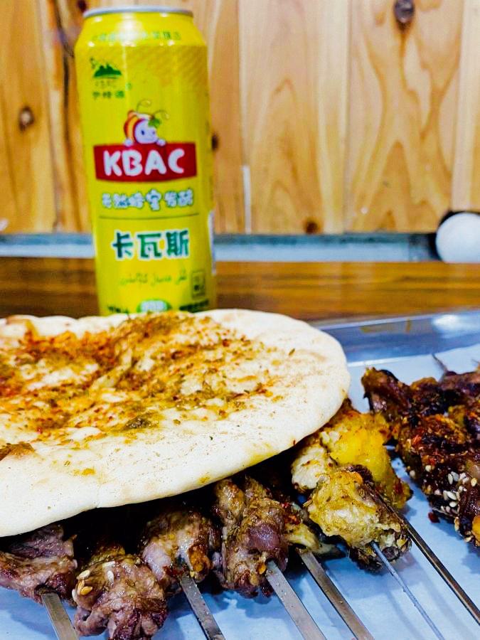 silvertime56's tweet photo. A crispy street lamb kebab fresh off the grill, topped with chili flakes and wrapped in a flatbread—perfect late-night snack! https://t.co/JjHa4WKPH9