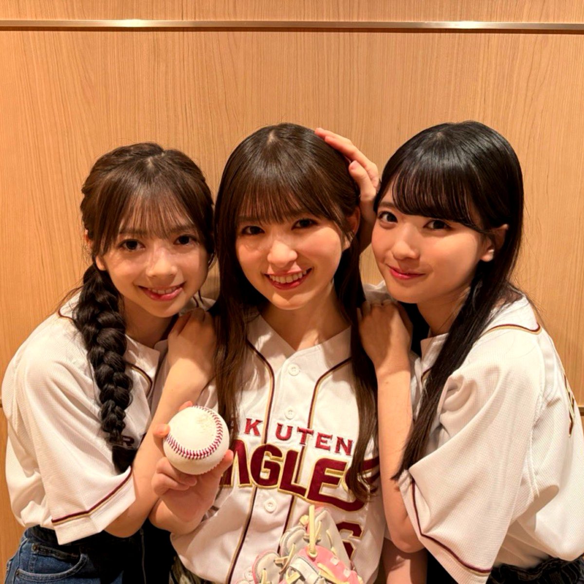 46keirin's tweet photo. (あーや、ツーシームの握りできてえらいね！) https://t.co/u9ZnjwgStr