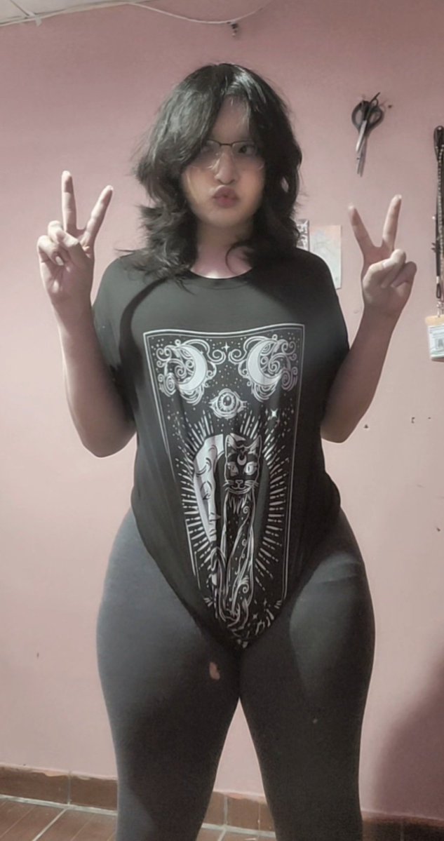 Ivooyiz's tweet photo. Mis leggins favoritos ya se empezaron a romper, ya no pueden con mis muslos de femboy

#femboy #fembot https://t.co/MU1KTSr0jc