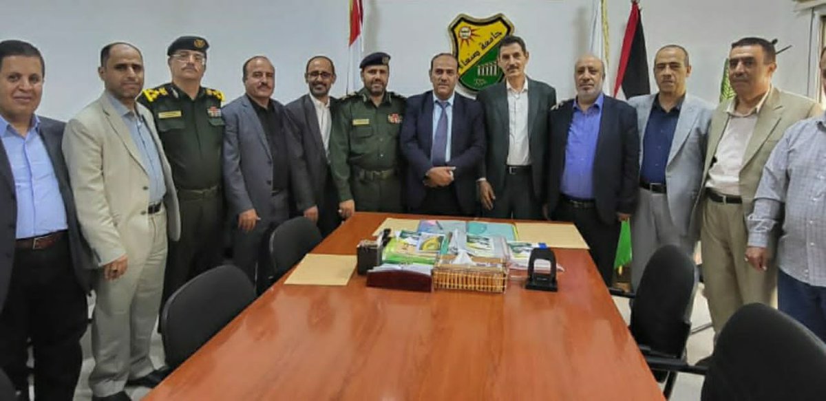 UniversitySanaa's tweet photo. جامعة صنعاء وأكاديمية الشرطة توقّعان مذكرة تفاهم لتعزيز التعاون الأكاديمي والبحثي والتدريب.

التفاصيل في الرابط التالي:-
https://t.co/PgkPbpz7lO https://t.co/t6L4ZXiZUj