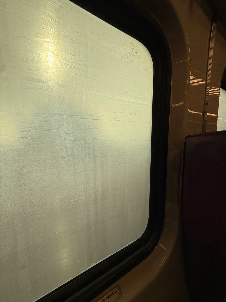 ZachKaplan's tweet photo. Splendid view from the MBTA of this gorgeous New England autumn day https://t.co/RYslWGlltG